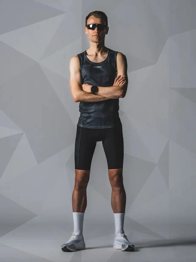 Certainly! A more optimized title for your e-commerce product could be:

High-Performance Womens Run Tights with Reflective Details for Maximum Comfort and Flexibility 

Feel free to adjust the specifics based on your target audience or brand identity!